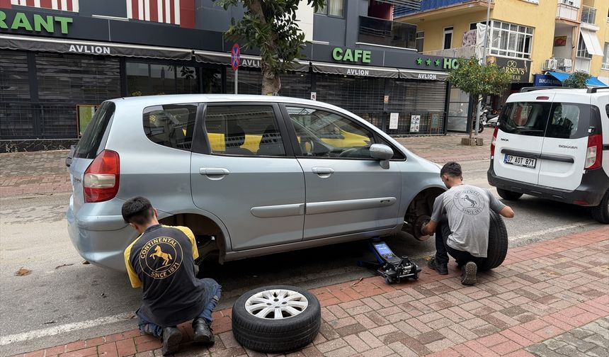 Alanya'da yaklaşık 20 aracın lastiklerinin kesilmesi güvenlik kamerasında