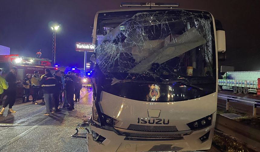 Amasya'da cezaevi nakil aracının, kaza yapan araçlara çarpması sonucu 23 kişi yaralandı