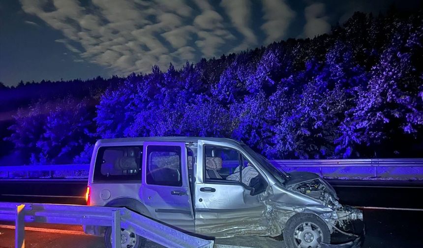 Ardahan'da bariyerlere çarpan hafif ticari araçtaki 4 kişi yaralandı