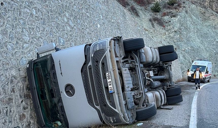 Artvin'de kömür yüklü tırın devrilmesi sonucu sürücü yaralandı