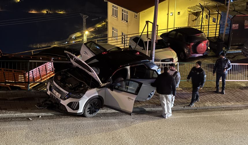 Artvin'de otomobilin park halindeki minibüse çarptığı kazada 3 kişi yaralandı