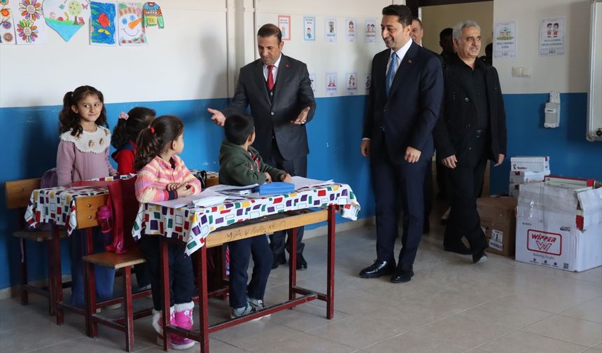 AYSAD üyeleri Hatay'daki depremzede çocuklara ayakkabı dağıttı