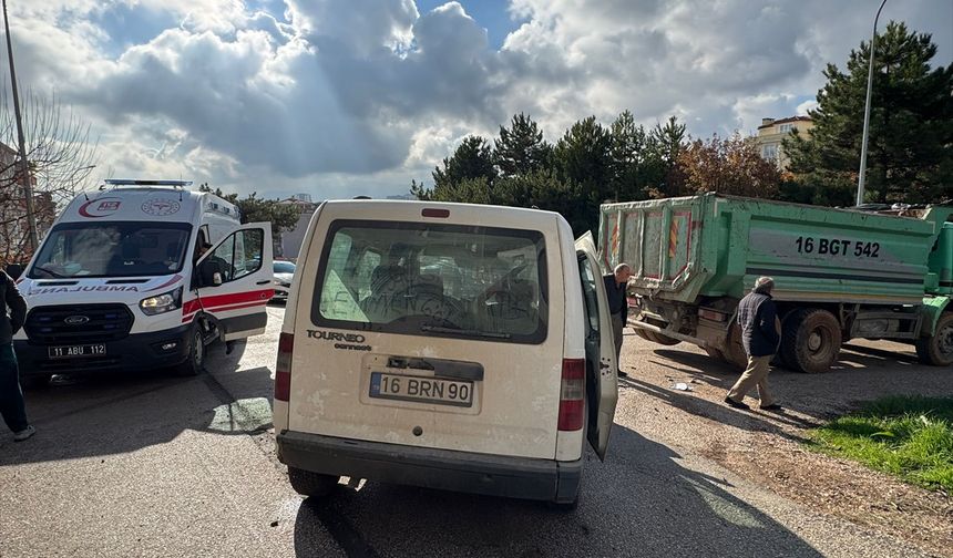 Bilecik'te hafif ticari araç ile kamyonun çarpışması sonucu 4 kişi yaralandı