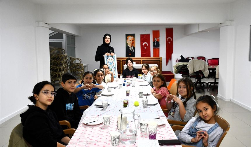 Bilecik'te öğrenciler çini boyayarak görme engelliler için betimleme yaptı