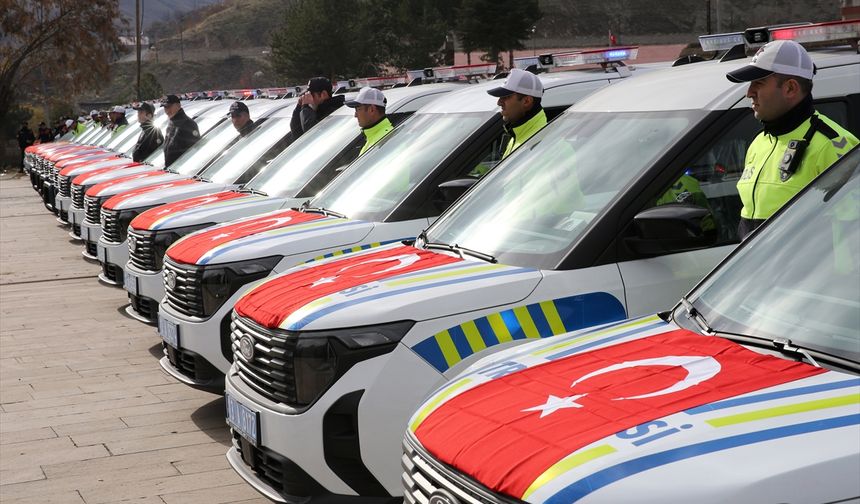 Bitlis'te emniyet ve jandarmaya tahsis edilen 86 araç törenle hizmete alındı