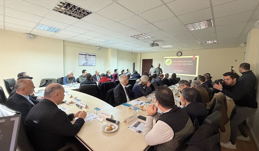 Burdur'daki Gölhisar Gölü'nde su seviyesinin azalmasına karşı alınabilecek önlemler toplantıda görüşüldü