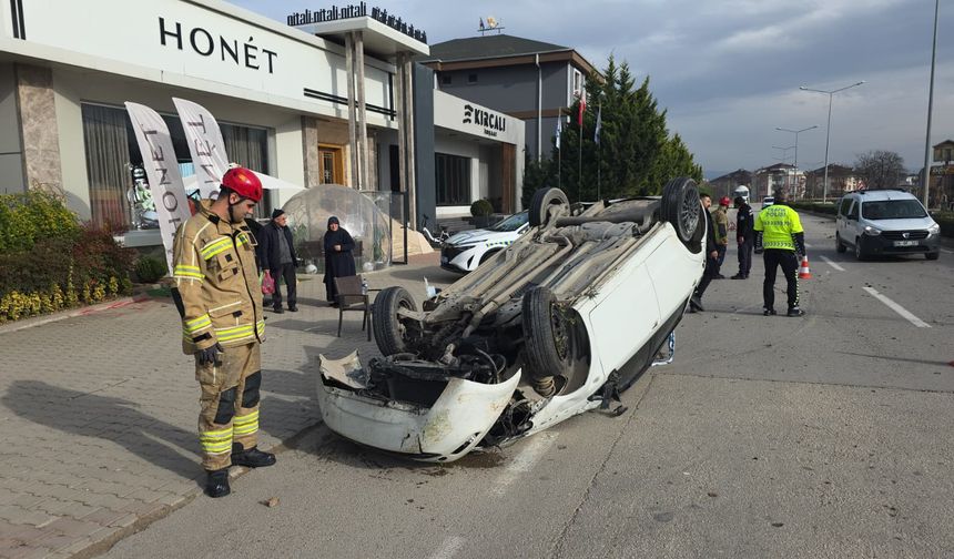 Bursa'da refüje çarpıp devrilen otomobilin sürücüsü yaralandı