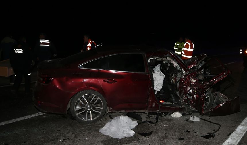 Çanakkale'de iki otomobilin çarpıştığı kazada 5 kişi öldü, 1 kişi yaralandı