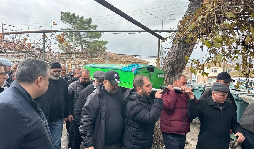 Çanakkale'de iki otomobilin çarpıştığı kazada ölenlerden 2'sinin cenazesi toprağa verildi