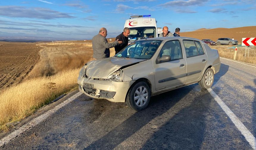 Çorum'da iki otomobilin çarpıştığı kazada 2 kişi yaralandı