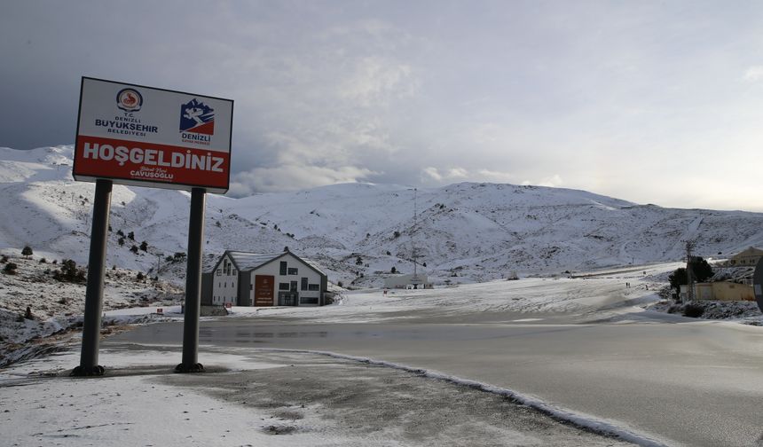 Denizli Kayak Merkezi'ne mevsimin ilk karı düştü