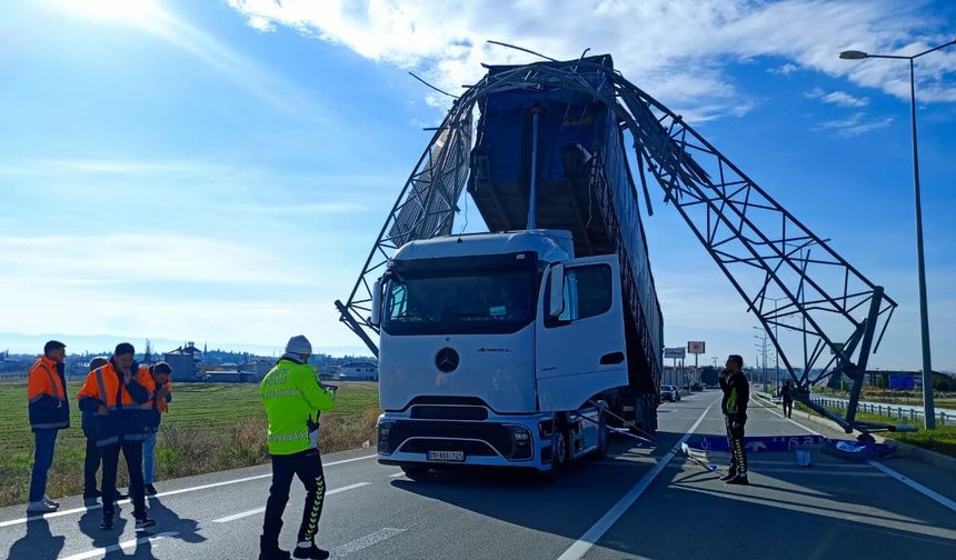 Denizli'de açık unutulan tırın dorsesi trafik levhasına çarptı