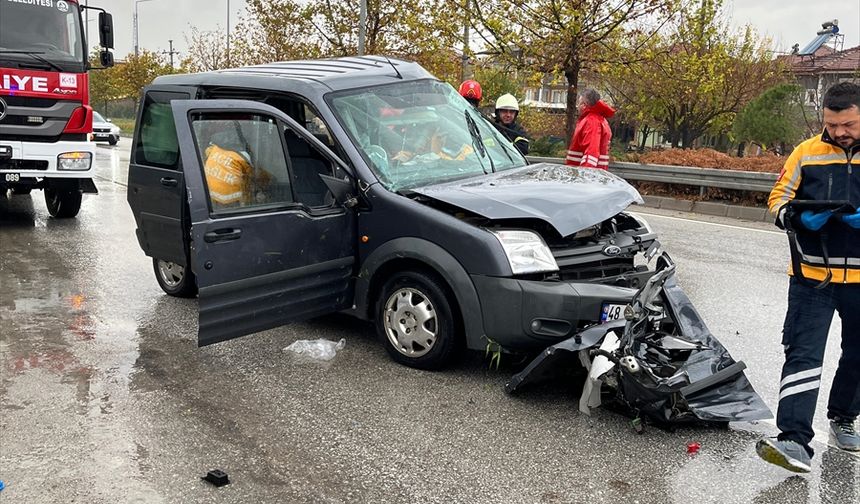 Denizli'de hafif ticari araçla kamyonun çarpıştığı kazada 1 kişi öldü, 1 kişi yaralandı