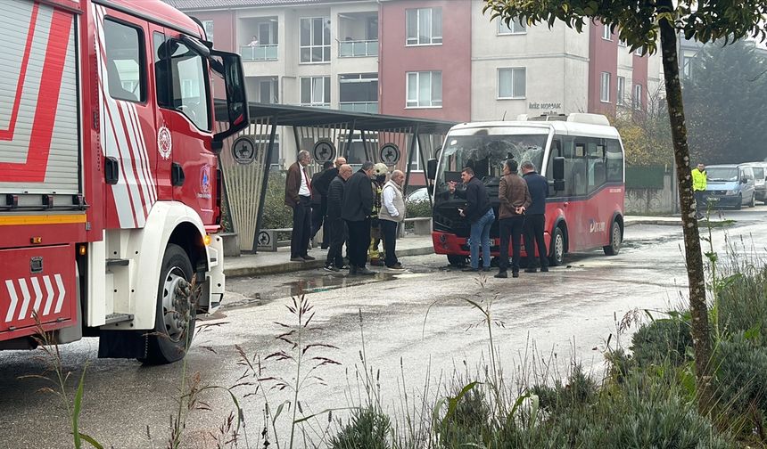 Düzce'de midibüste çıkan yangına itfaiye ve vatandaşlar müdahale etti