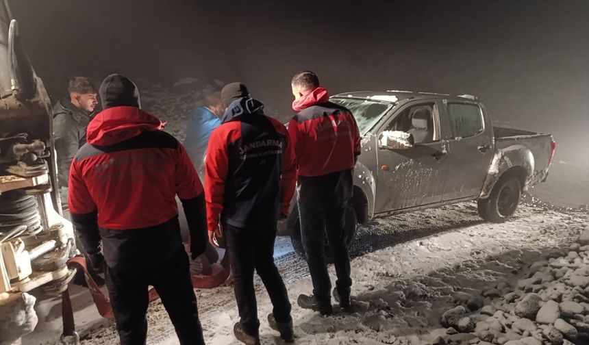 Erzincan'da karda mahsur kalan 4 kişiyi JAK ekipleri kurtardı