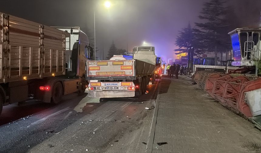 Eskişehir'de tır ile servis minibüsünün çarpışması sonucu 9 kişi yaralandı