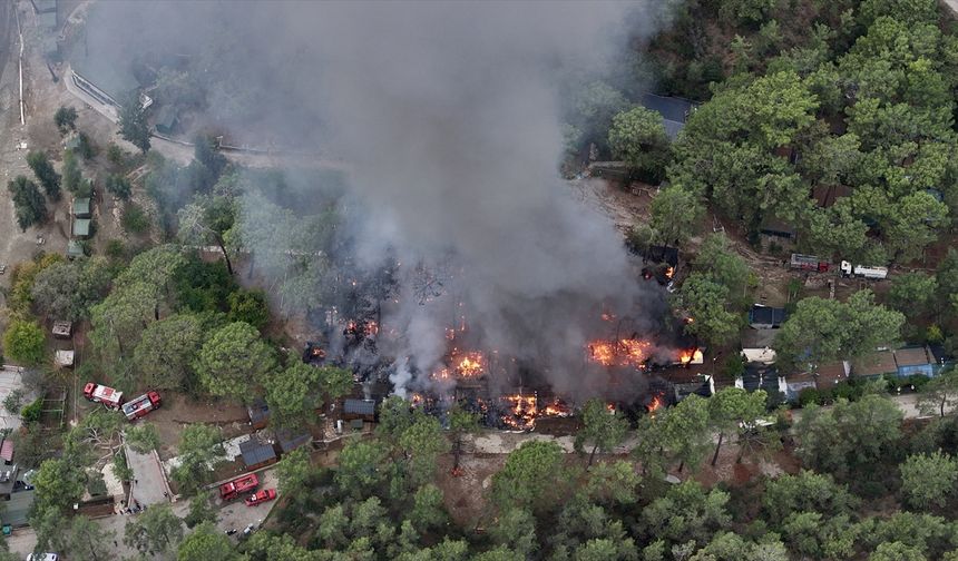 Fethiye'de kamp alanında çıkan yangına müdahale ediliyor