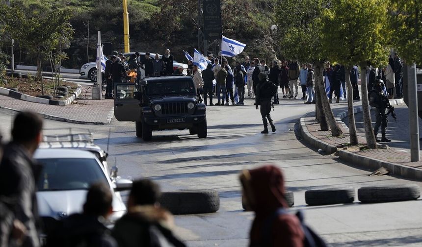 Filistin topraklarını gasbeden bir İsrailli, Batı Şeria'da yabancı bir aktivisti araçla ezdi