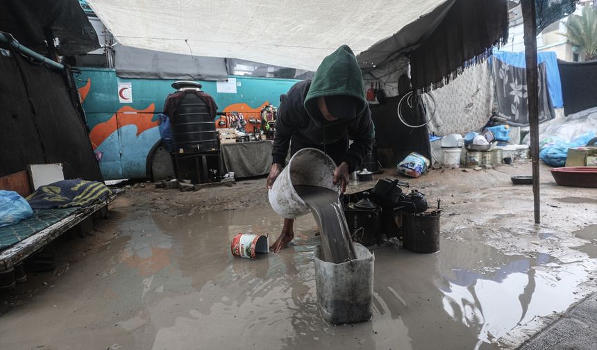 Gazze'de yüzlerce çadır yoğun yağış nedeniyle sular altında kaldı