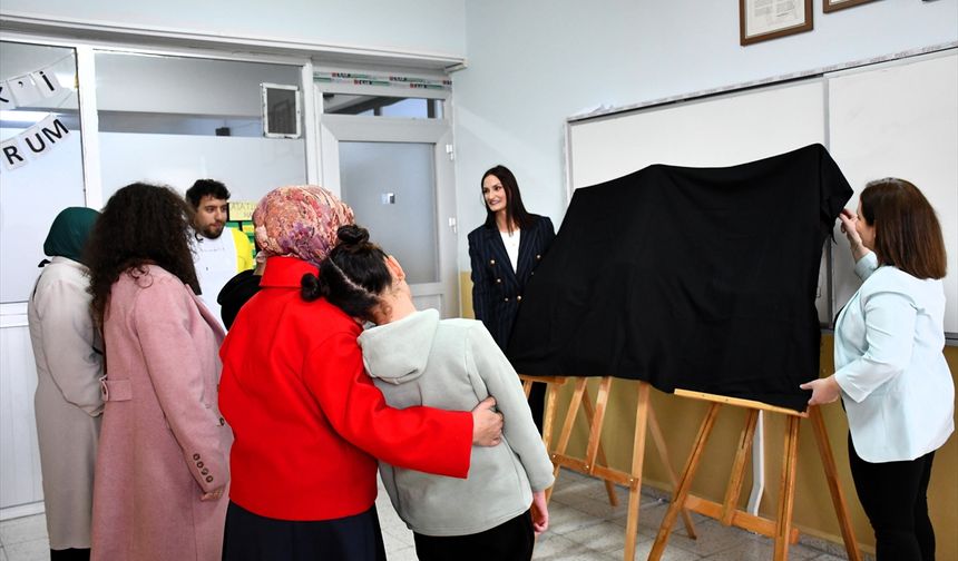 Gönüllü ressamlar, özel çocukların portrelerini karakalemle resmetti