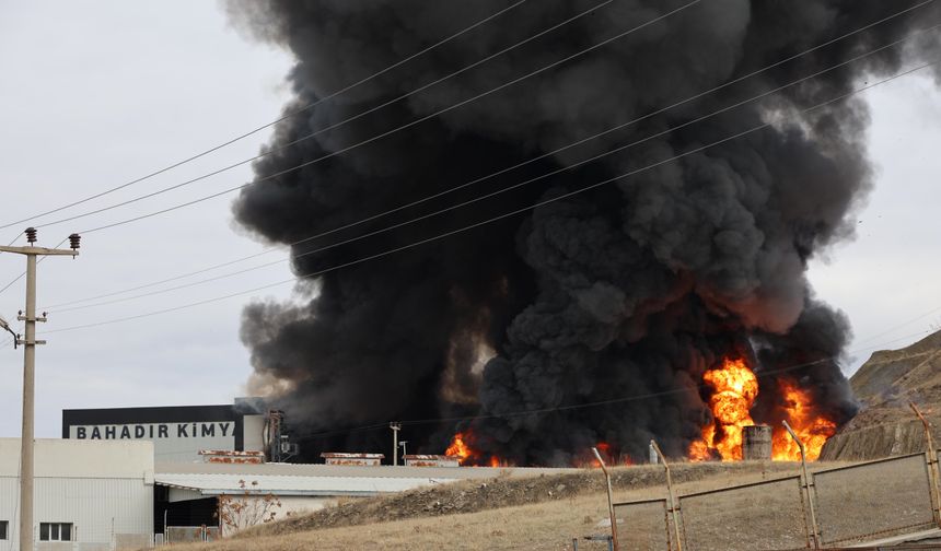 GÜNCELLEME 2 - Kırıkkale OSB'de bir fabrikada çıkan yangına müdahale ediliyor
