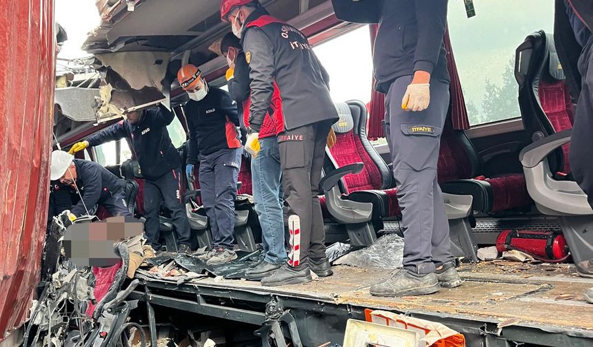 GÜNCELLEME 3 - Osmaniye'de yolcu otobüsünün tıra çarptığı kazada 7 kişi öldü, 11 kişi yaralandı