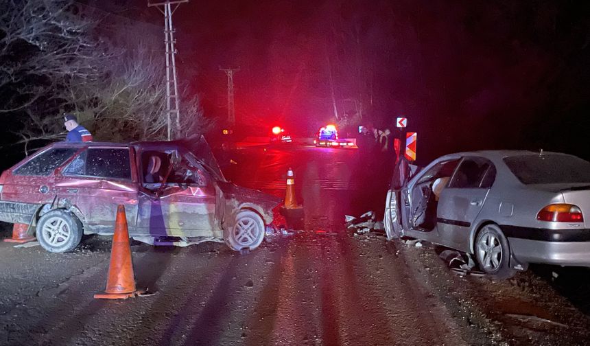 GÜNCELLEME - Bolu'da iki otomobilin çarpıştığı kazada 1 kişi öldü, 5 kişi yaralandı