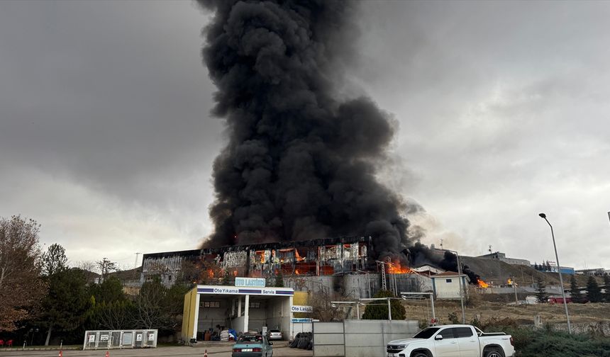 GÜNCELLEME - Kırıkkale OSB'de fabrikada çıkan yangına müdahale ediliyor