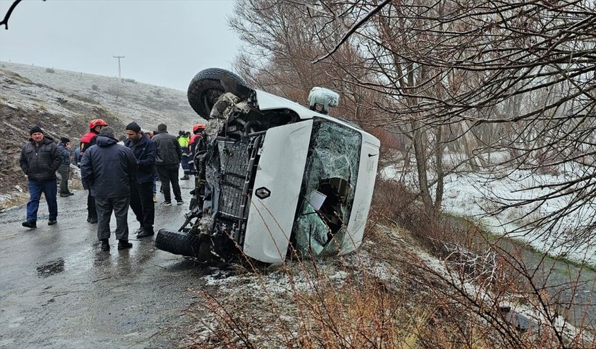 GÜNCELLEME - Sivas'ta öğrenci servisinin devrildiği kazada 15 kişi yaralandı