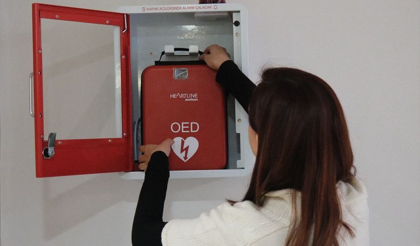 Hacettepe Üniversitesi'nde ani kalp durmalarına karşı üretilen 55 yerli cihaz kullanıma sunuldu