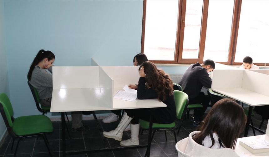 Hakkari'de öğrenciler, ücretsiz kurslarla sınavlara hazırlanıyor
