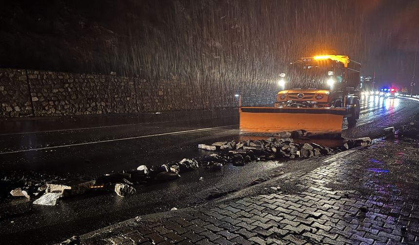 Hakkari'de yola düşen kaya parçaları ekiplerce temizlendi