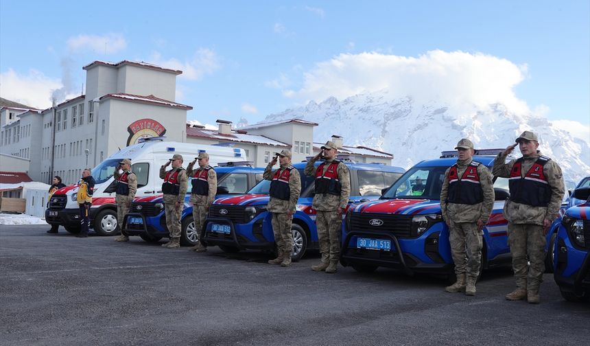 Hakkari'ye tahsis edilen 40 araç ve 5 ambulans törenle hizmete alındı