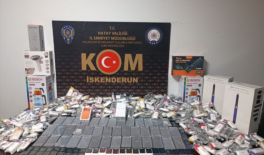 Hatay'da otomobilin LPG tankı ve tavan döşemesinde kaçak ürünler bulundu