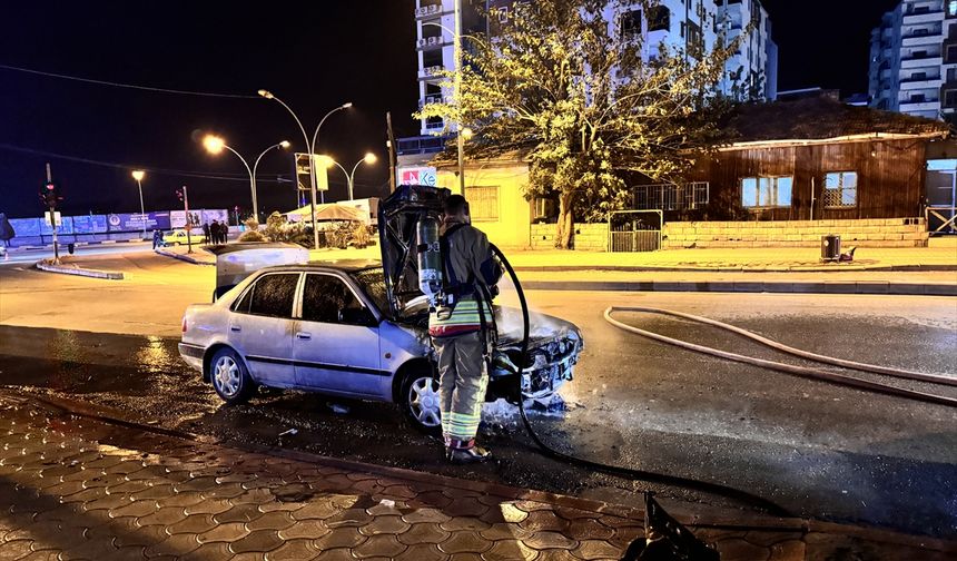 Hatay'da seyir halindeki otomobilde çıkan yangın söndürüldü