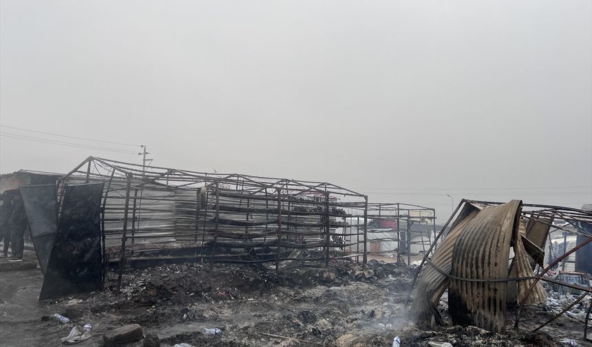 Irak'ta mülteci kampına ait pazar yerinde çıkan yangında 30'dan fazla iş yeri yandı