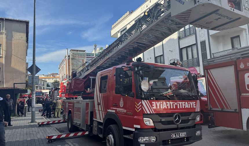 İstanbul'da yangında dumandan etkilenen anne ve çocuğu ile 2 itfaiyeci hastaneye kaldırıldı