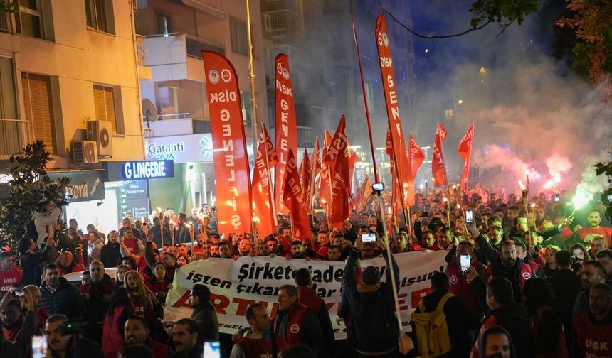 İzmir Büyükşehir Belediyesi işçileri meşaleli eylem yaptı