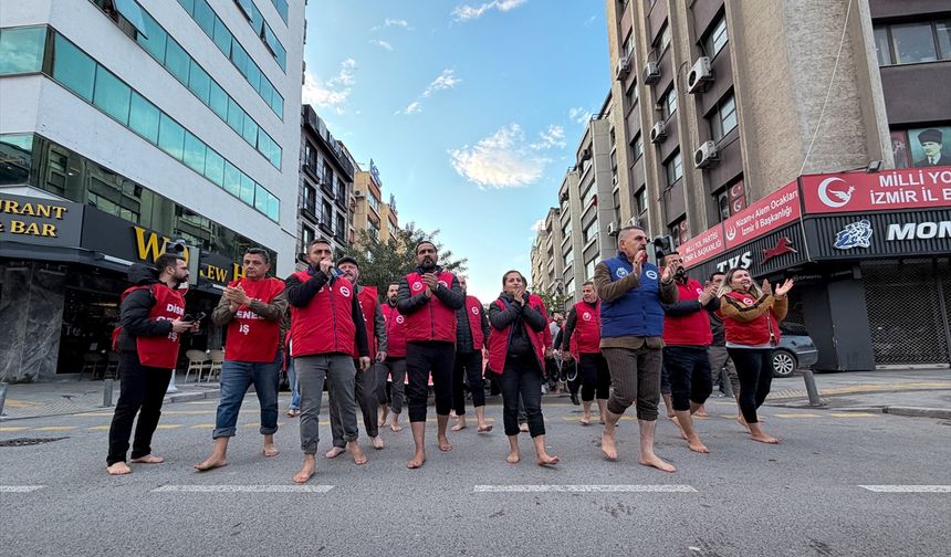İzmir Büyükşehir Belediyesi işçilerinden çıplak ayaklı eylem