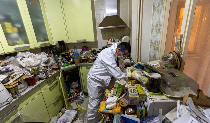 İzmir'de evden 4 kamyon dolusu çöp çıktı