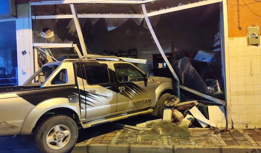 İzmir'de kontrolden çıkan pikap iş yerinin deposuna girdi