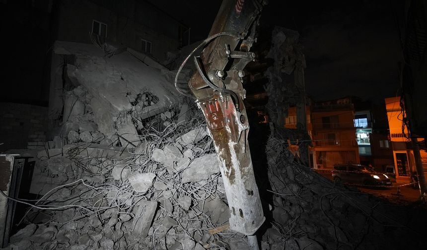 İzmir'de yıkımı yapılan inşaatın beton blokları eve zarar verdi