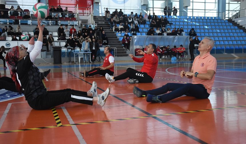 Karaman'da 3 Aralık Dünya Engelliler Günü kapsamında oturarak voleybol müsabakası düzenlendi