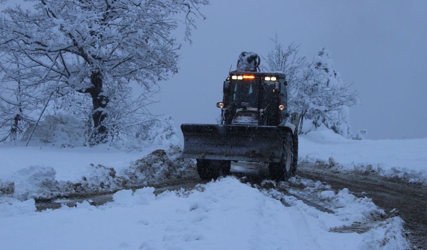 Kastamonu'da ekipler kapanan köy yolunu rahatsızlanan kadın için açtı