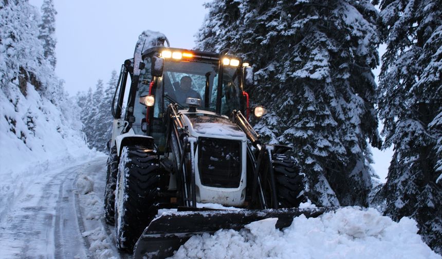 Kastamonu'da köy yolları karla mücadele ekiplerinin çalışmasıyla açılıyor