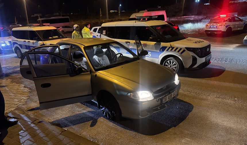 Kayseri'de polise çarptıktan sonra kaçmaya çalışan araçtaki 4 kişi yakalandı
