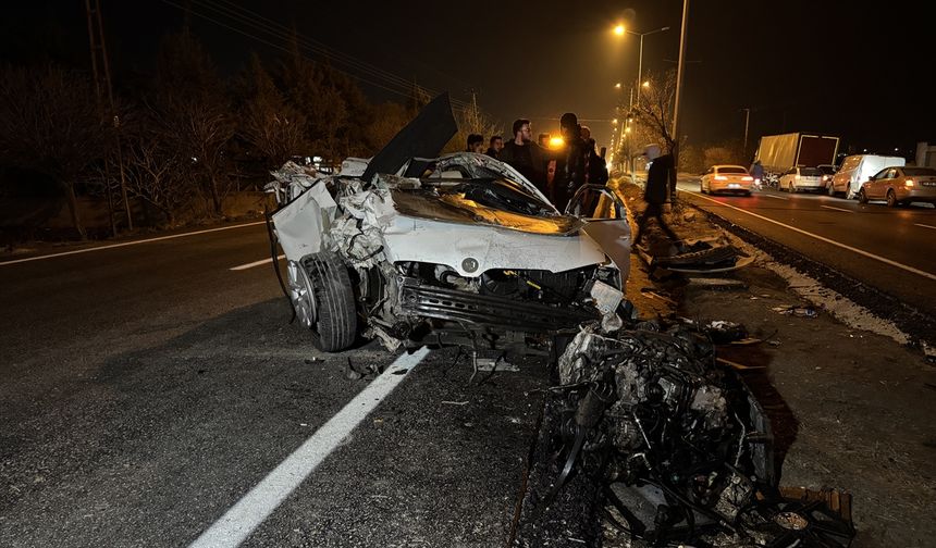 Kilis'te park halindeki tıra çarpan otomobilde 2 kişi yaralandı