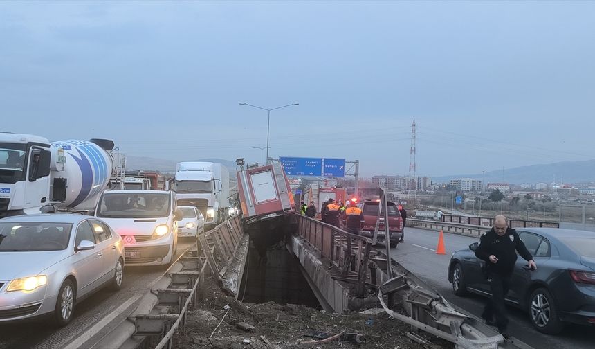 Kırıkkale'de iki köprü arasında asılı kalan itfaiye aracındaki 3 görevli yaralandı