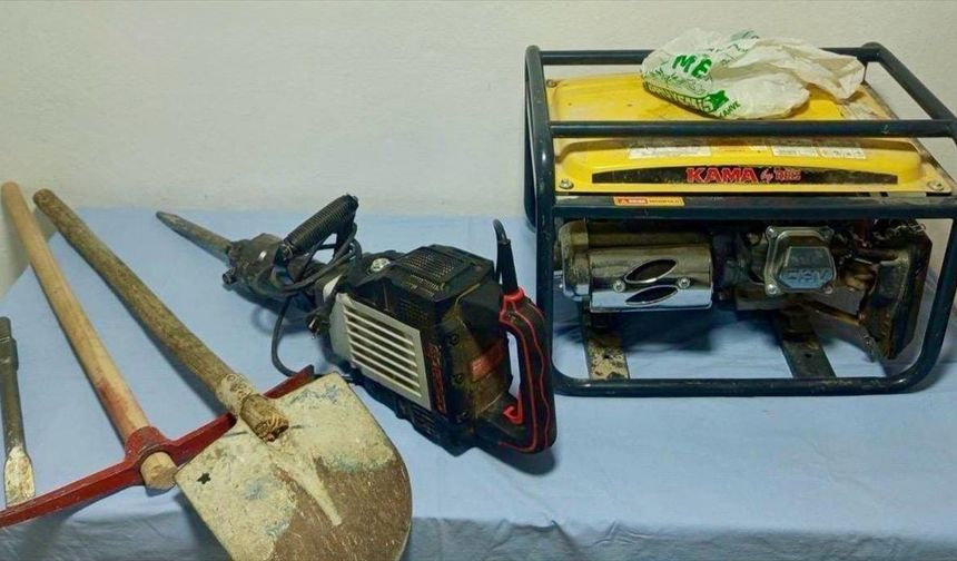 Kırşehir'de izinsiz kazı yapan 3 zanlı suçüstü yakalandı