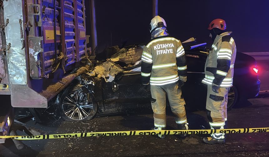Kütahya'da tıra çarpan otomobildeki 4 kişi hayatını kaybetti